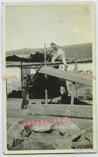 泛銀光影下的協(xié)作 民國煙臺芝罘木工老照片中的雙人鋸木技藝